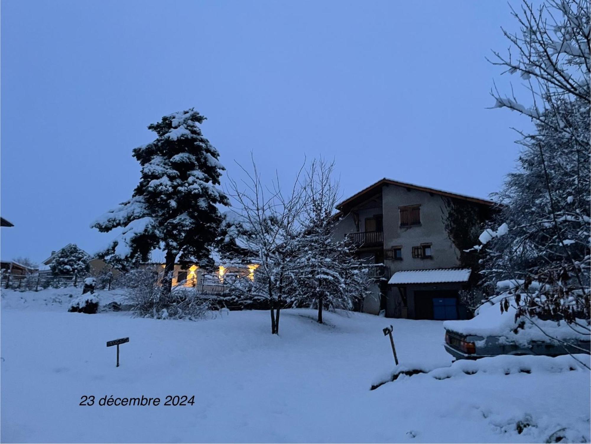 Appartement Dans Maison Brie-et-Angonnes Екстер'єр фото